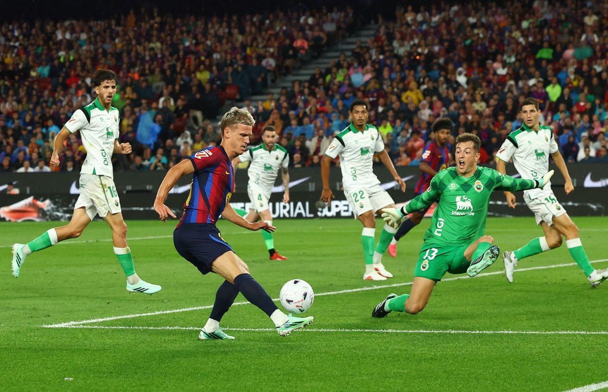 El Racing planta cara al Barça en el Camp Nou con un plan arriesgado que no logró frenar la goleada