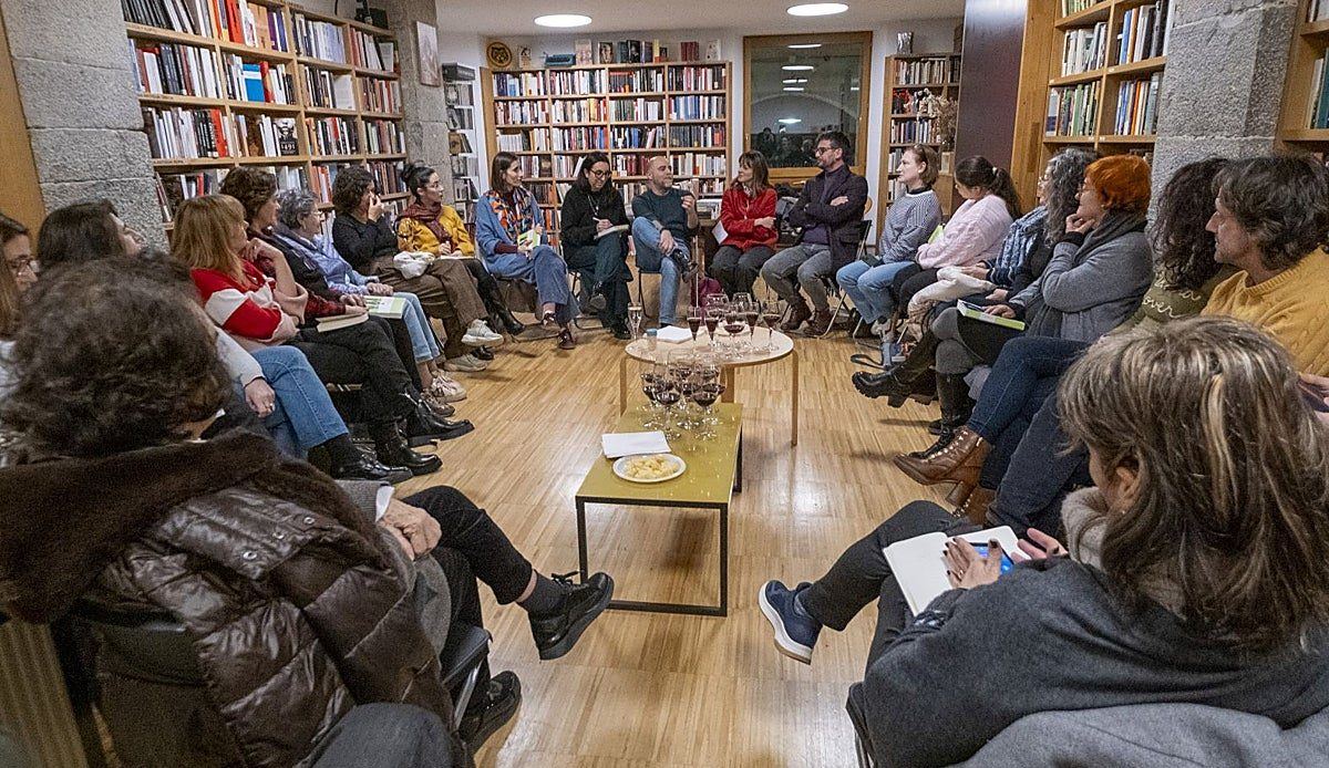 La Librería Gil convierte el vino y los libros en una cita cultural imprescindible en Santander
