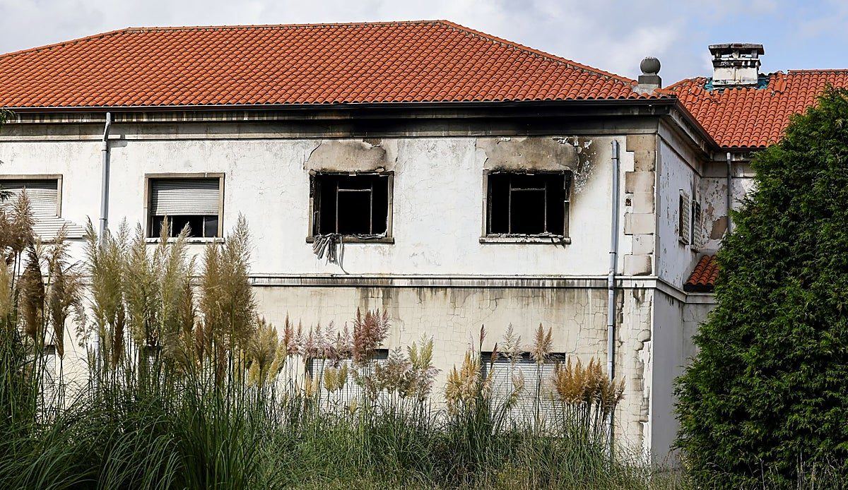 Un incendio en la antigua Sniace reabre la alarma por las entradas sin control de familias y jóvenes al recinto abandonado