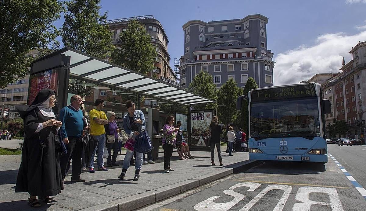 Un conductor de los autobuses de Santander gana en el juzgado: la justicia condena a la empresa por abusar de la temporalidad