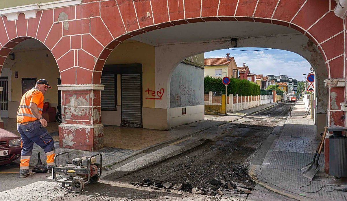 Torrelavega renueva el asfalto de la Colonia El Salvador mientras el plan avanza por Barreda