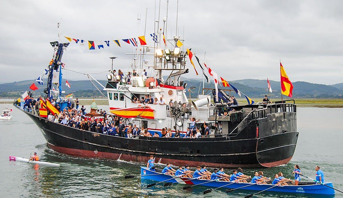La Virgen del Puerto surca la bahía de Santoña entre el fervor y la emoción de su gente