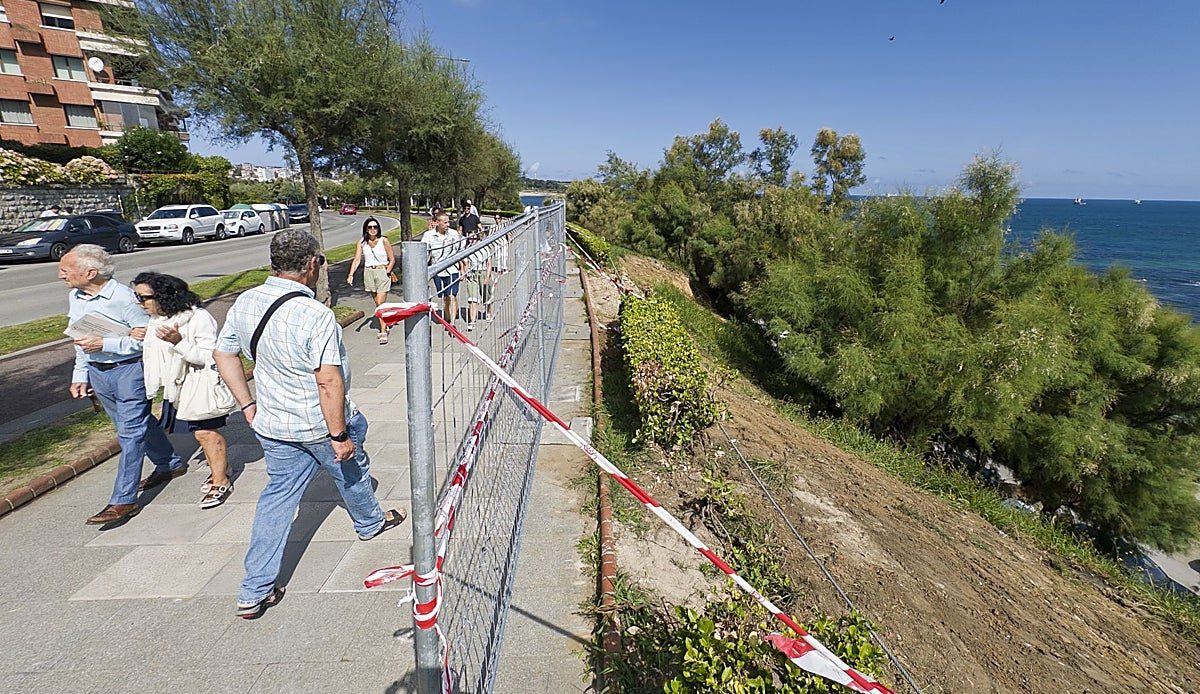 Las vallas de Reina Victoria tienen los días contados: el Ayuntamiento acomete la reparación definitiva del talud reventado