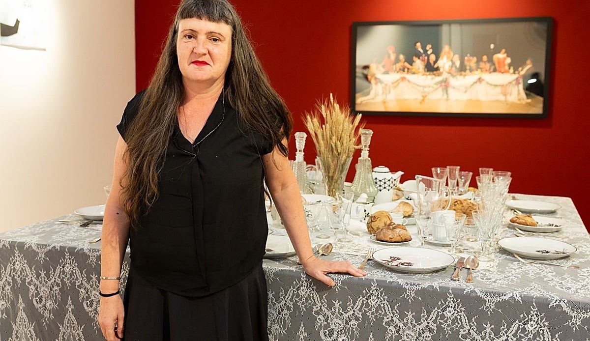 Una artista cántabra pone a los gorriones a la mesa para recordar la pobreza del sector creativo