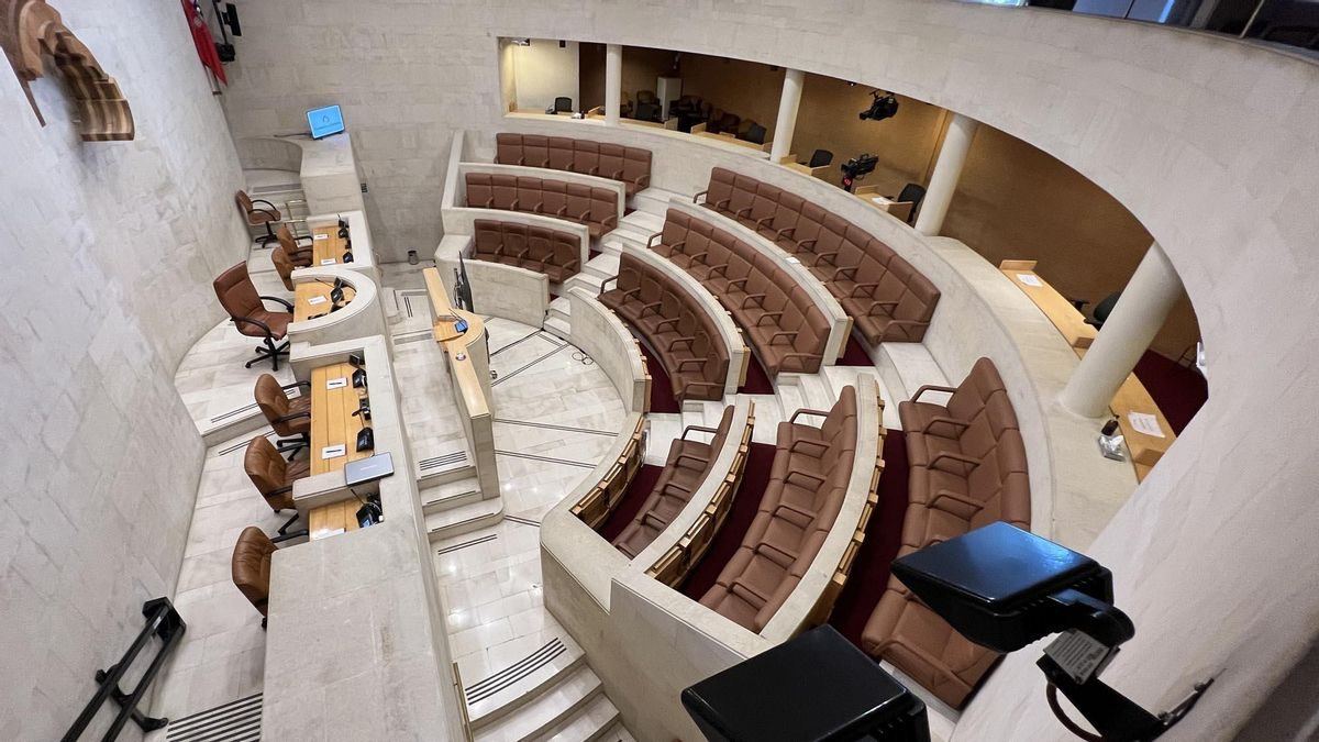 El último curso político en Cantabria arranca con la educación en pie de guerra y el PP sin mayoría