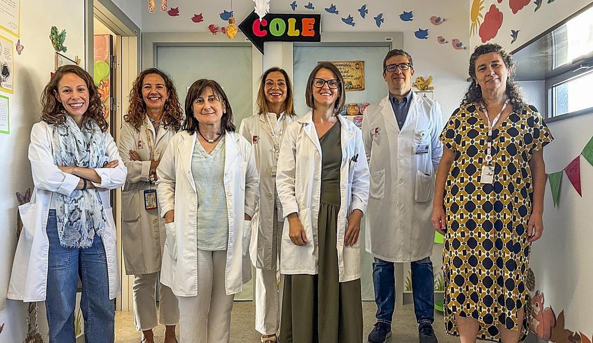 Más de 200 niños aprenden entre camas y pasillos: el aula que nunca cierra en Valdecilla vuelve a la carga