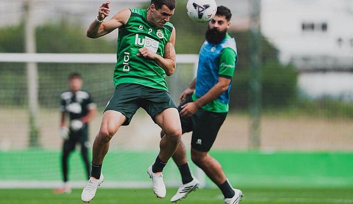 El Racing afina el remate de cabeza en el entrenamiento previo al partido ante el Alavés
