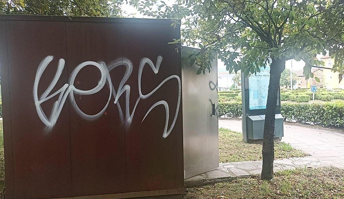 Los vecinos de la Ronda de Torrelavega llevan años sin poder contar con un baño público en condiciones