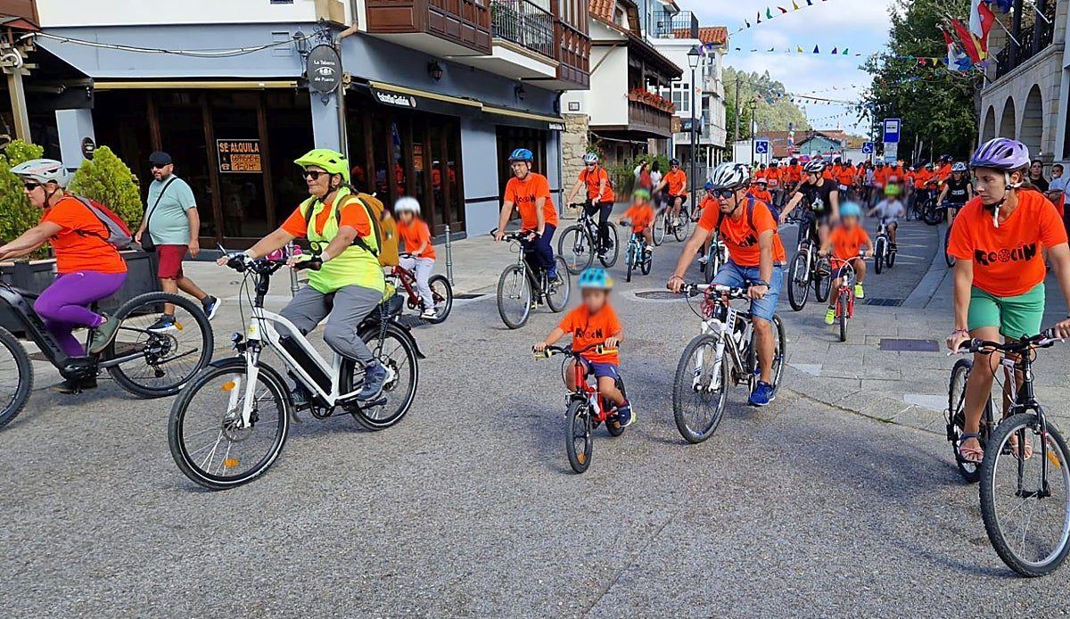 Reocín celebra su XVIII Día de la Bici con casi 300 ciclistas bajo el sol de las fiestas de San Miguel