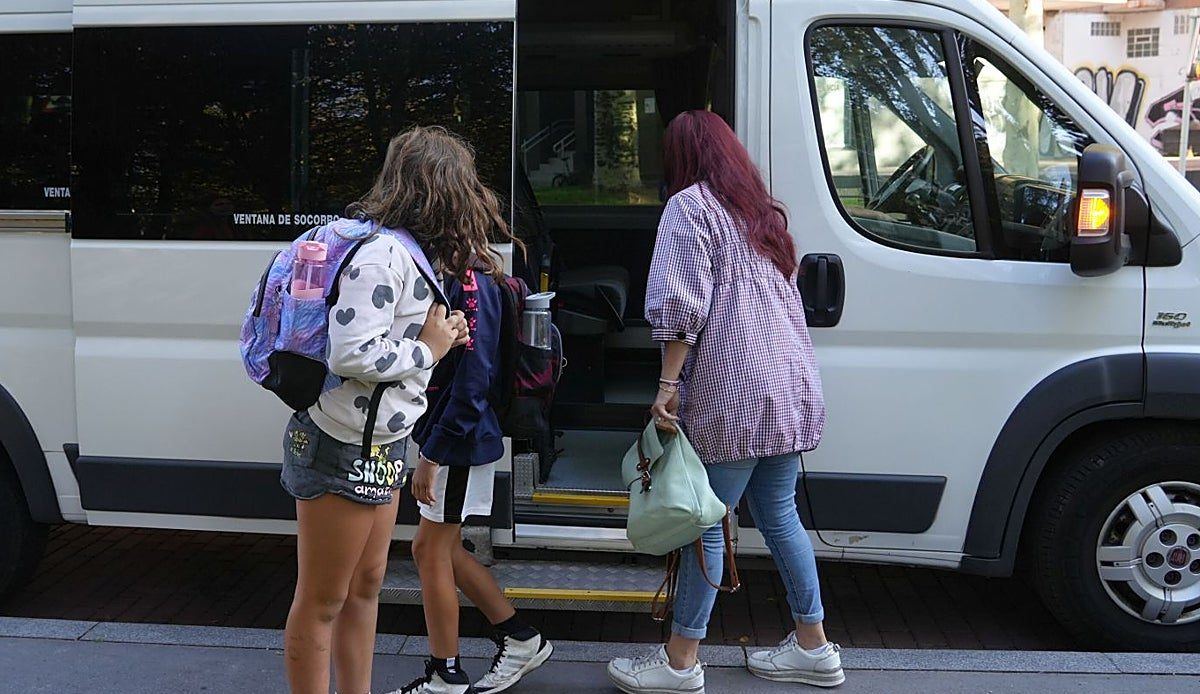 El alcalde de Camaleño denuncia que los niños de Infantil y Primaria de Espinama no pueden subirse a un autobús escolar que y