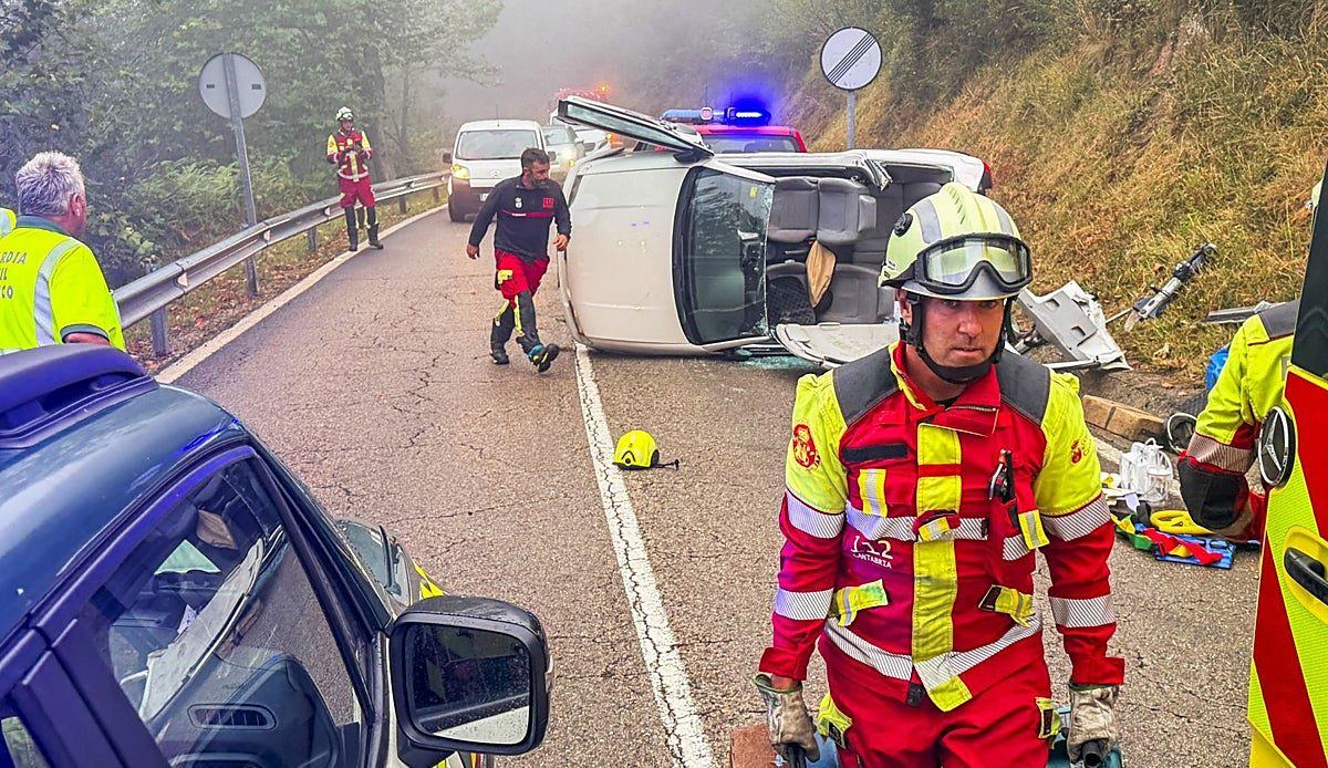 Una mujer queda atrapada tras volcar su coche en la carretera que une Cabuérniga con Carmona