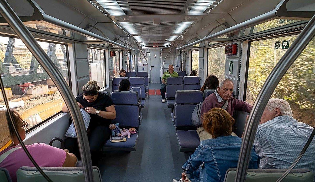 Los viajeros de Cercanías despiden los autobuses de sustitución tras once meses sin tren entre El Astillero y Orejo