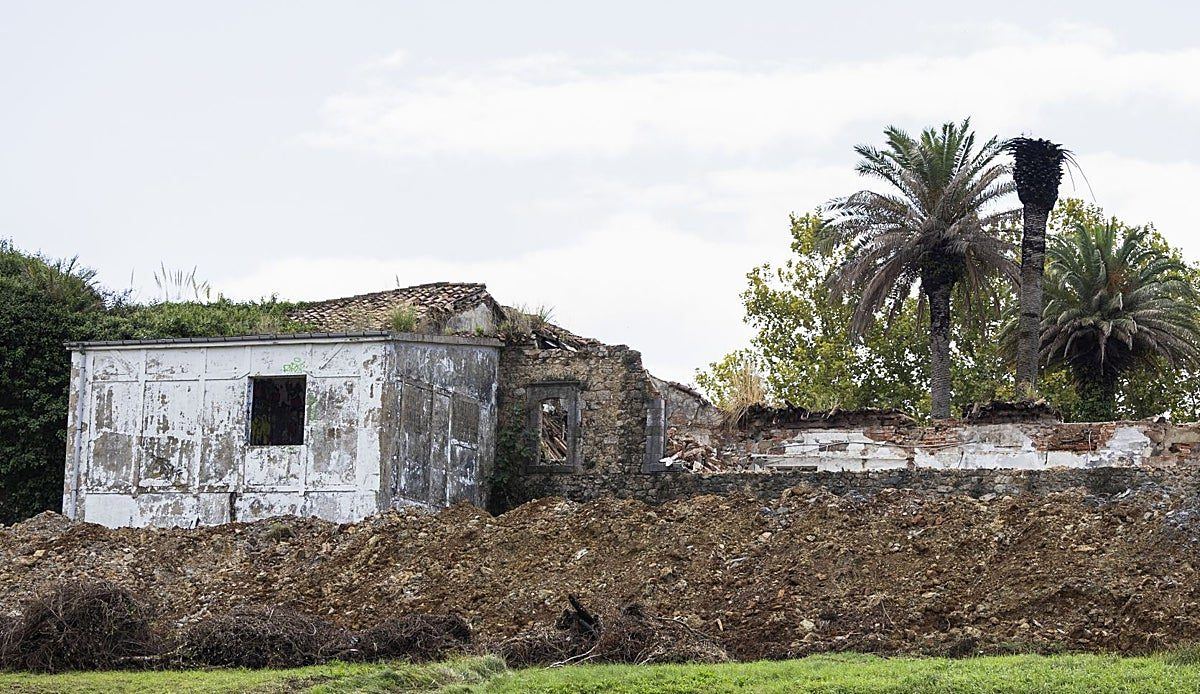 La Remonta pierde su edificio más emblemático: las máquinas derriban dos siglos de historia en Campogiro