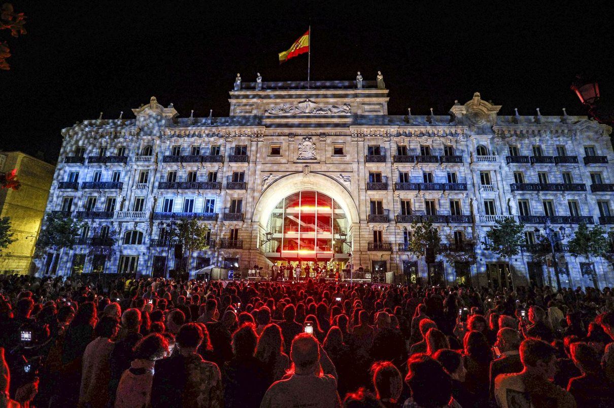 Los Jardines de Pereda se rinden ante la magia de luz y música de la gran fiesta de Faro Santander