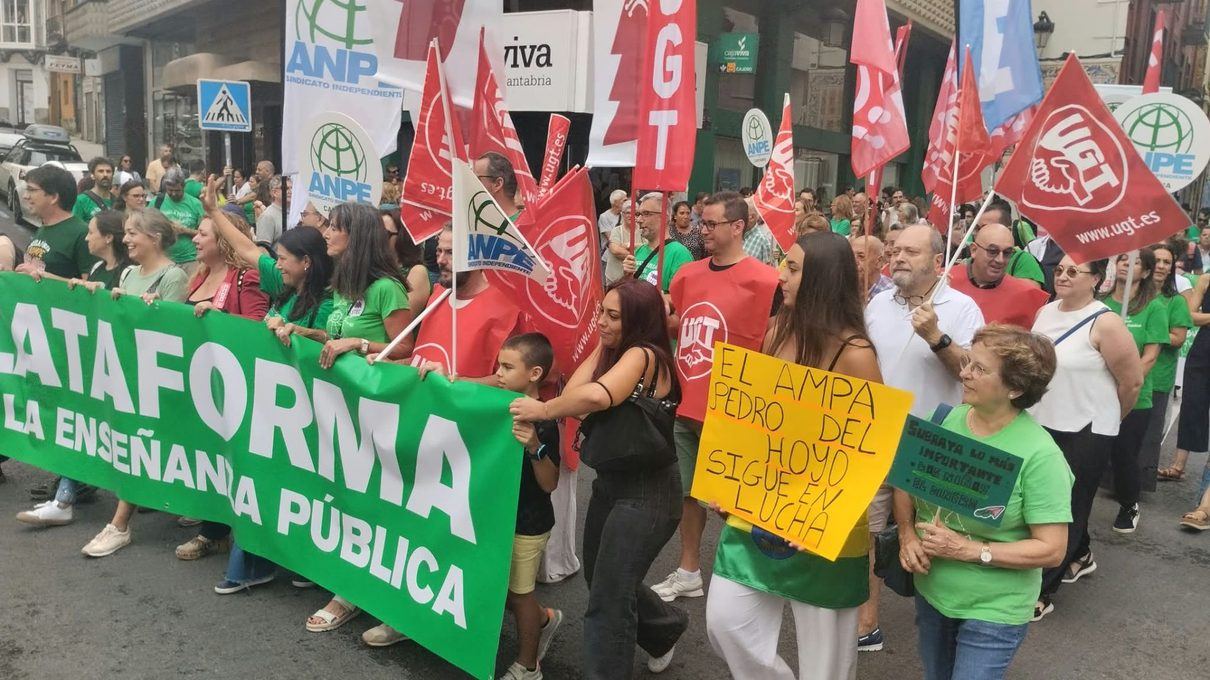 Cerca de un millar de personas toman las calles de Santander para defender la educación pública antes del inicio del curso