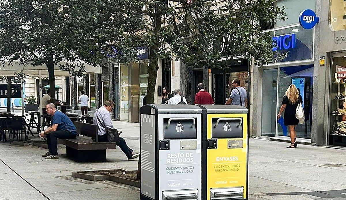 Santander estrena papeleras que compactan hasta 600 litros de basura gracias a la energía solar