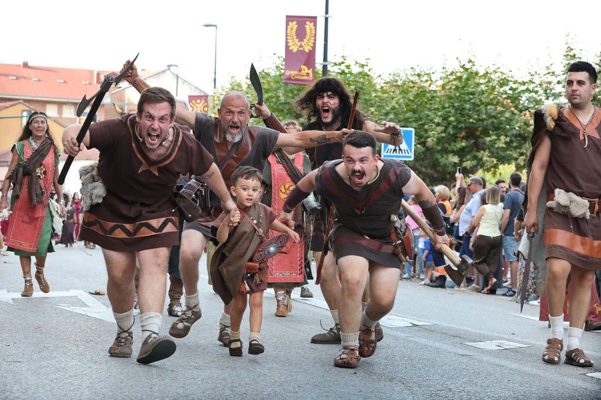 Los Corrales de Buelna vive su mayor batalla: miles de personas rinden homenaje a las Guerras Cántabras en su vigésimo cuarta