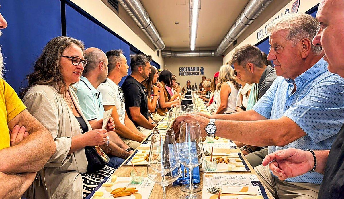 El Mercado de Puertochico se convierte en escenario de quesos, bebidas y productores cántabros cada dos jueves