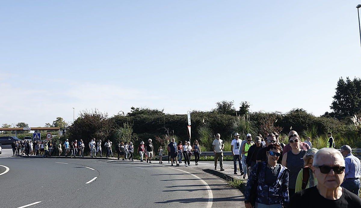 Una marcha vecinal planta cara al macropolígono industrial que amenaza la ría de Solía