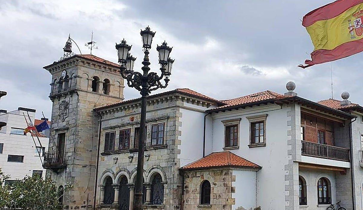 El Ayuntamiento de Cayón paga más de 74.000 euros a una empresa deportiva sin contrato desde hace dos años