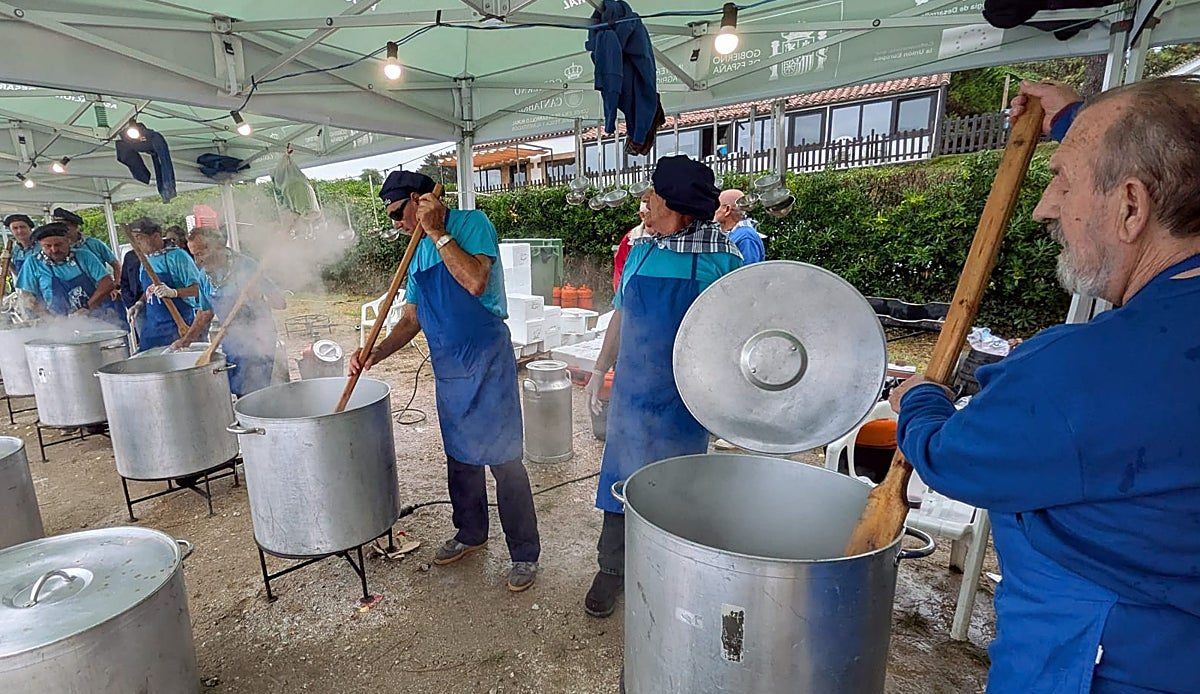 Cinco mil raciones de sorropotún desafían a la lluvia en las fiestas del Mozucu de San Vicente de la Barquera