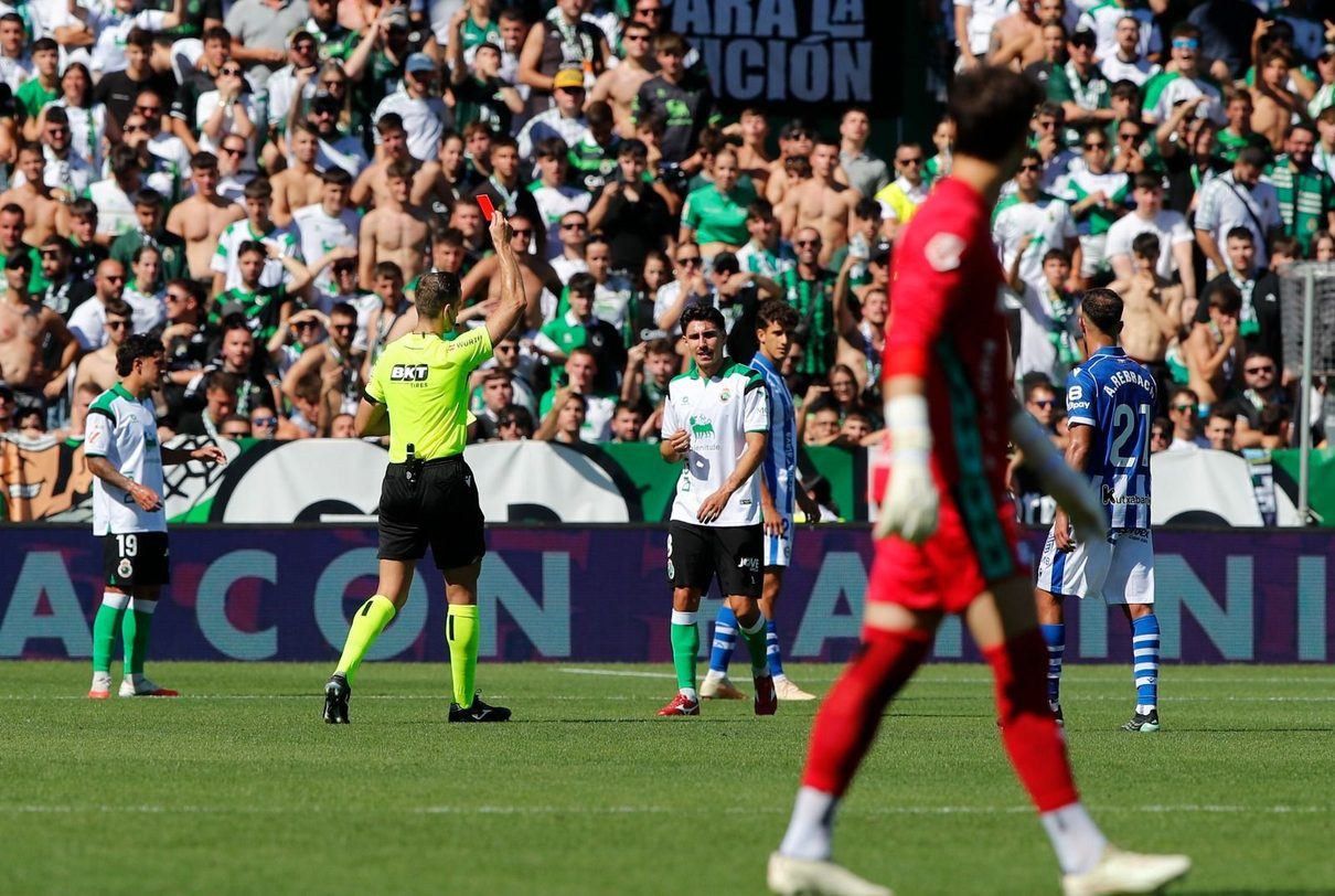 El VAR protege al Alavés y deja al Racing con diez: la polémica que enturbia una victoria