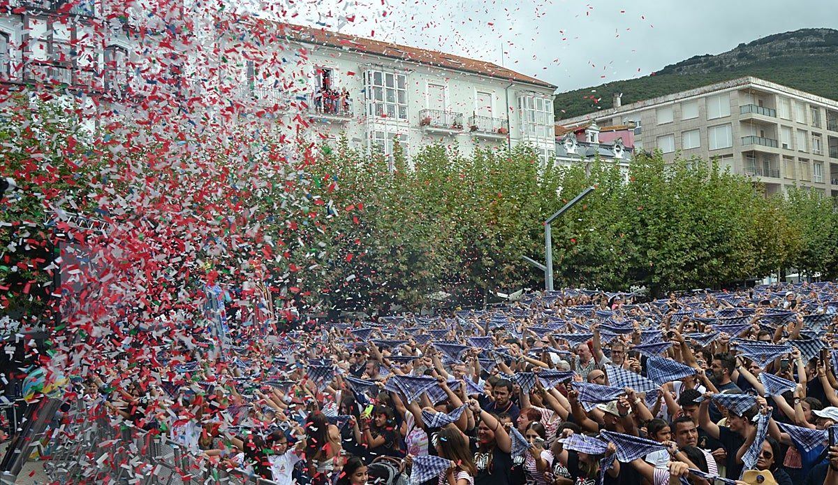 La Cofradía de Pescadores dispara el cohete que enciende las fiestas patronales de Santoña