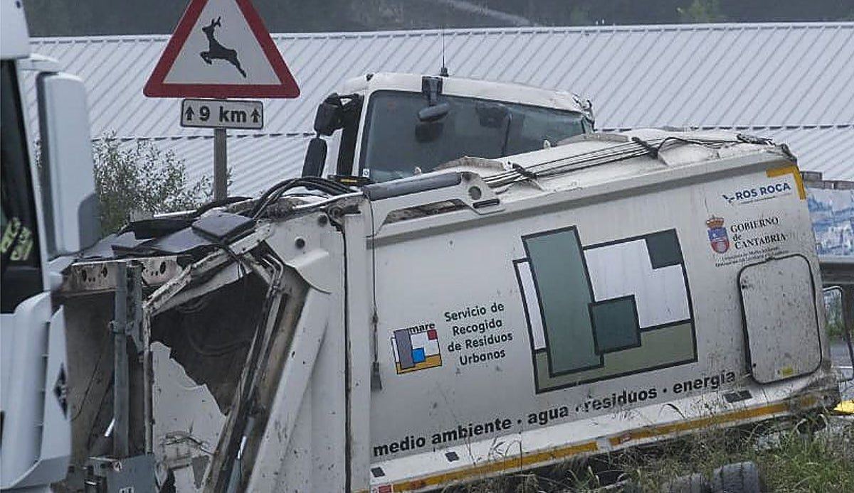 Tragedia en la A-67: dos operarios de recogida de basura mueren al volcar su camión cerca de Cartes
