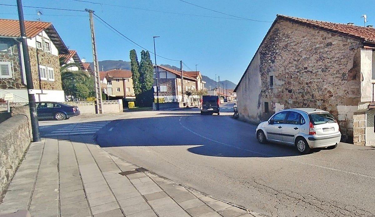 Los Corrales de Buelna elimina una de sus curvas más temidas con una obra de 300.000 euros