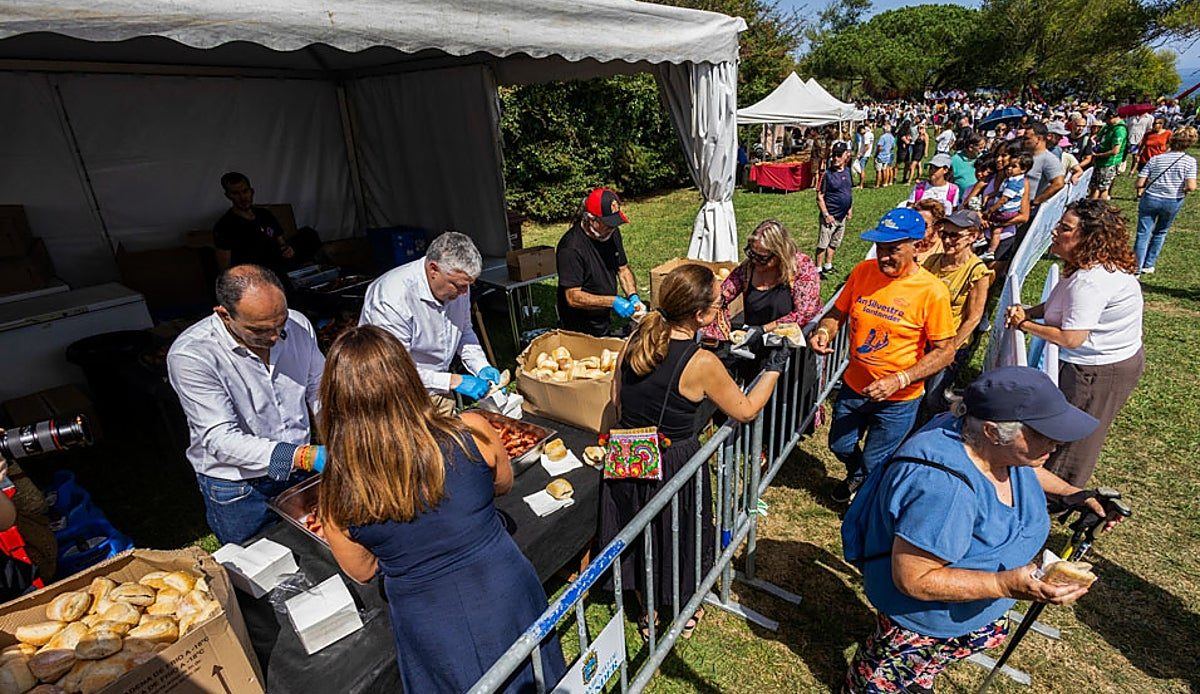 La campa de Mataleñas se llena de color, chorizo y tradición cántabra en la Romería del Faro
