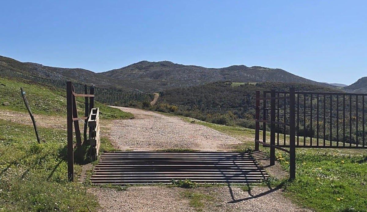 Un paso canadiense abrirá el monte Dobra a peatones, ciclistas y vehículos sin dejar escapar al ganado