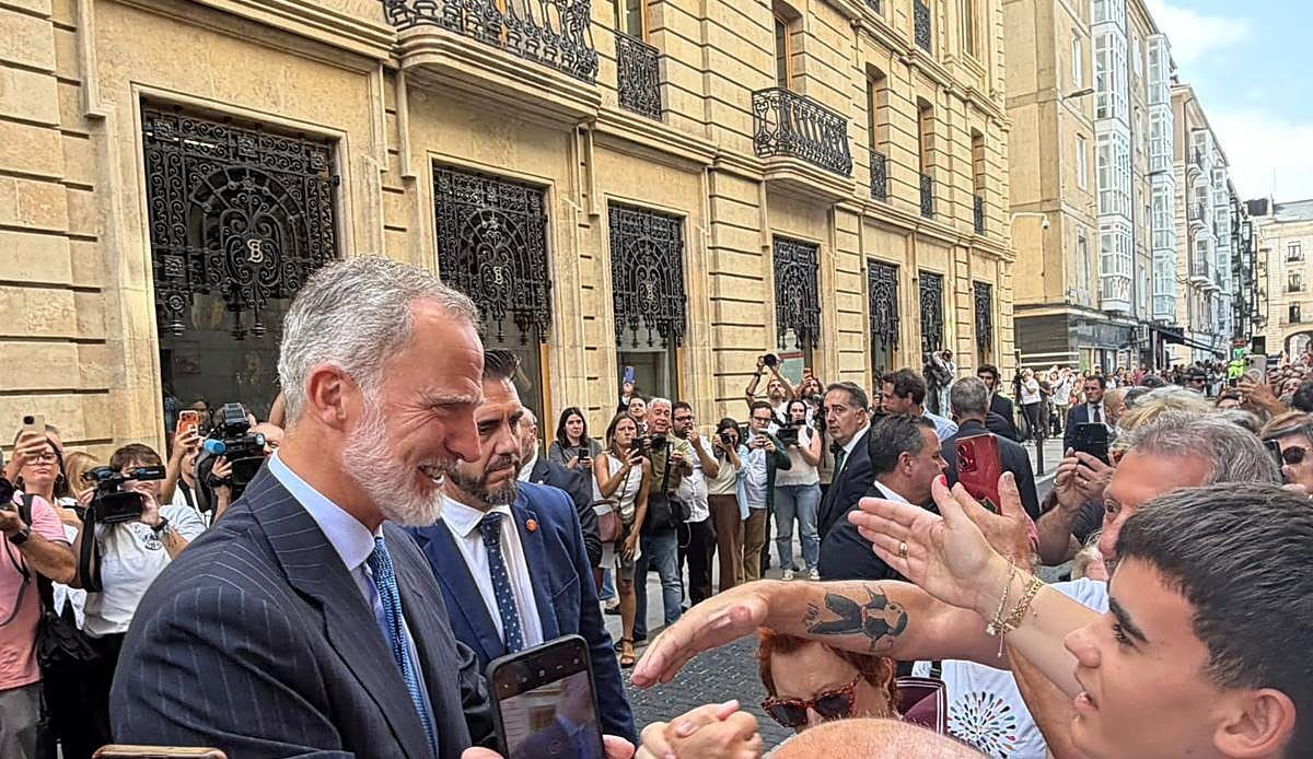Felipe VI inaugura Faro Santander y lo llama "un regalo para la ciudad"