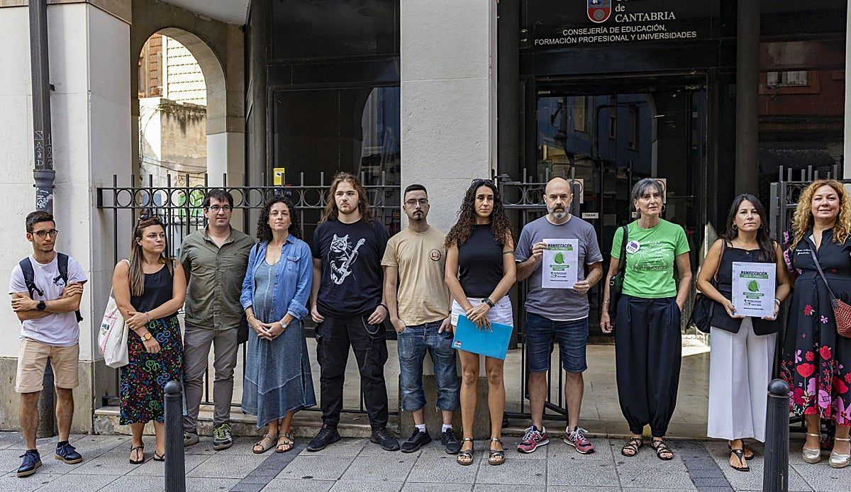 Padres, docentes y estudiantes toman la calle en Santander contra los recortes en la educación pública