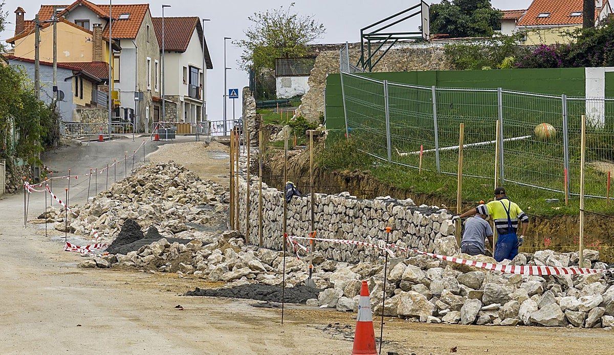 Las obras junto al Jardín de África arrancan tras casi veinte años de trámites y recortan el patio del colegio
