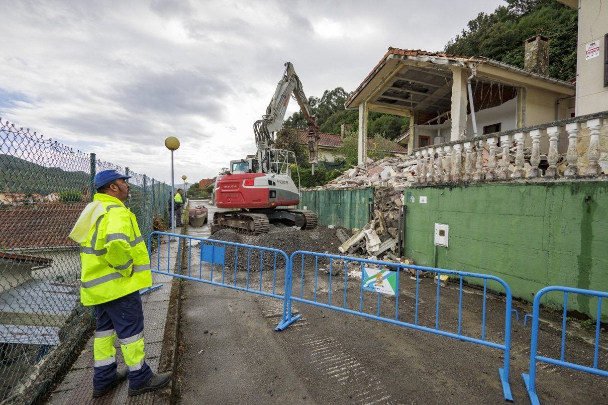 El Gobierno de Cantabria destina 4 millones para encontrar suelo y dar casa nueva a las familias derribadas de Argoños
