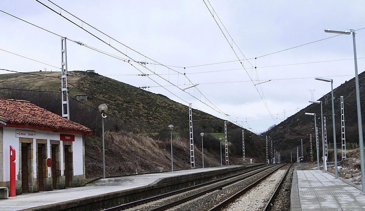 Un árbol tumba nueve horas el tren de Cercanías entre Montabliz y Pesquera