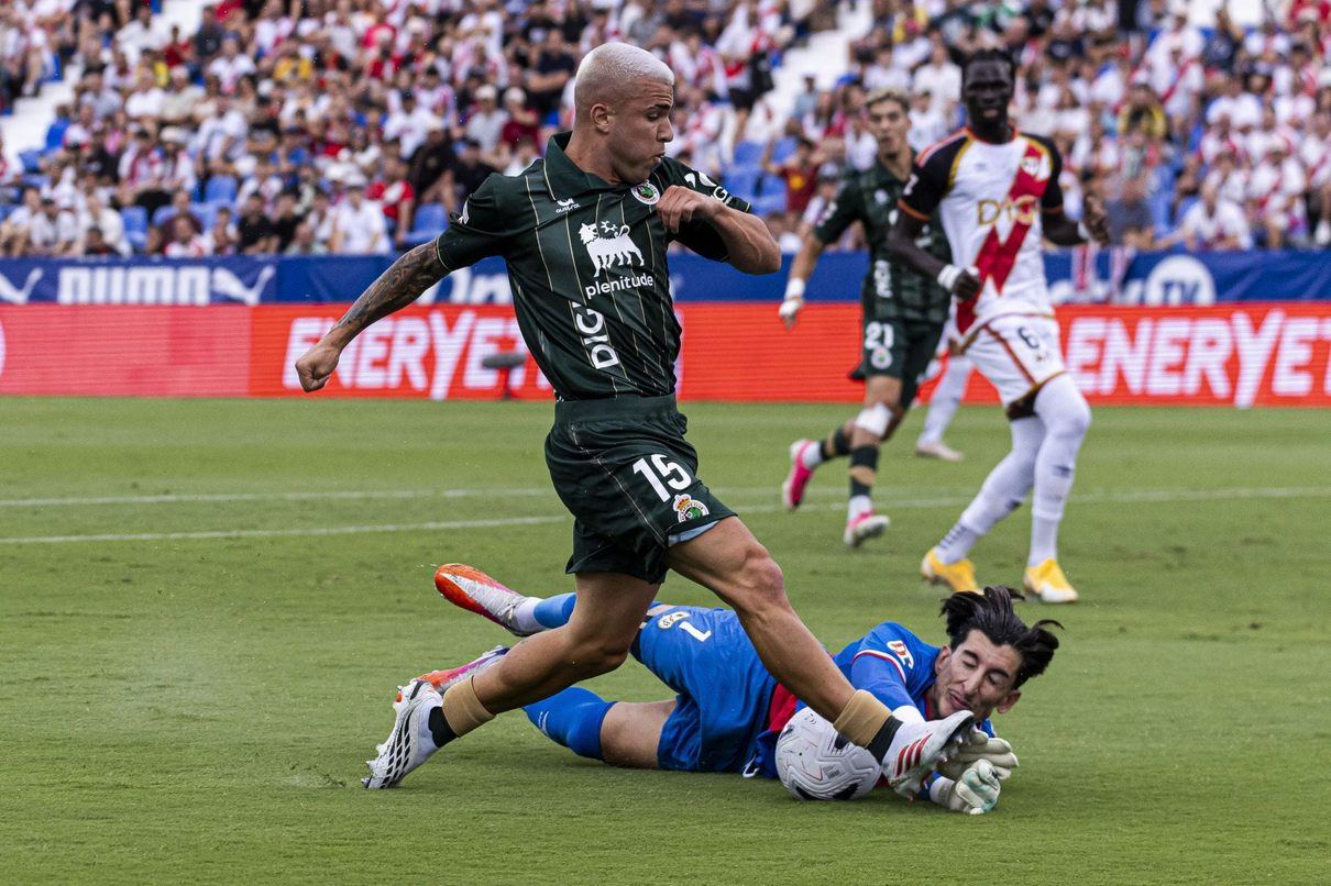 Pablo García silencia las dudas en su primer partido como racinguista con un golazo ante el Rayo