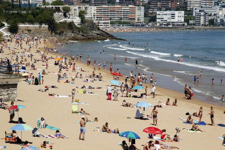 España rozará los cien millones de turistas este año, pero más llegadas no significan más riqueza