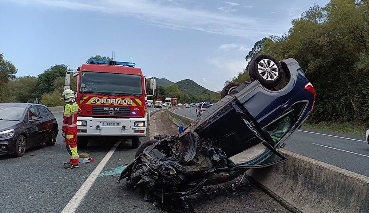 Un accidente con cinco coches volcados en la A-8 a la altura de Liendo se salda con un milagro: solo heridos leves