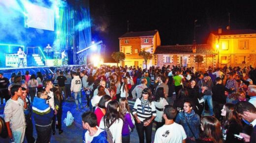 Las plazas de los pueblos segovianos siguen a rebosar pese al cambio de hábitos en el ocio nocturno