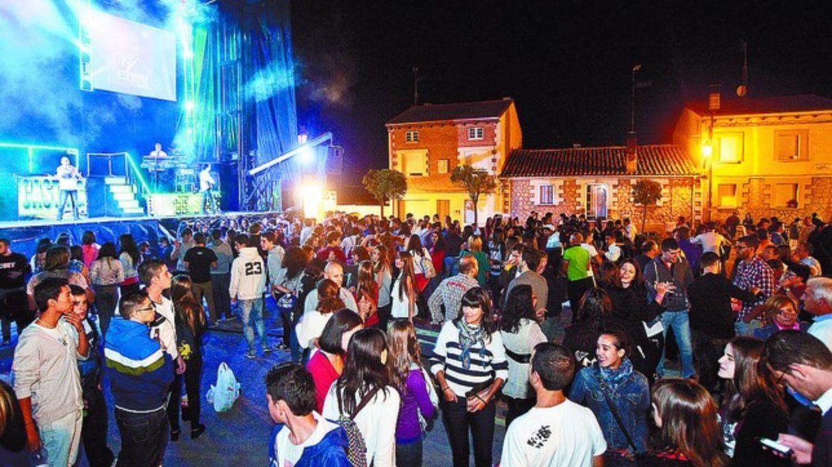 Las plazas de los pueblos segovianos siguen a rebosar pese al cambio de hábitos en el ocio nocturno