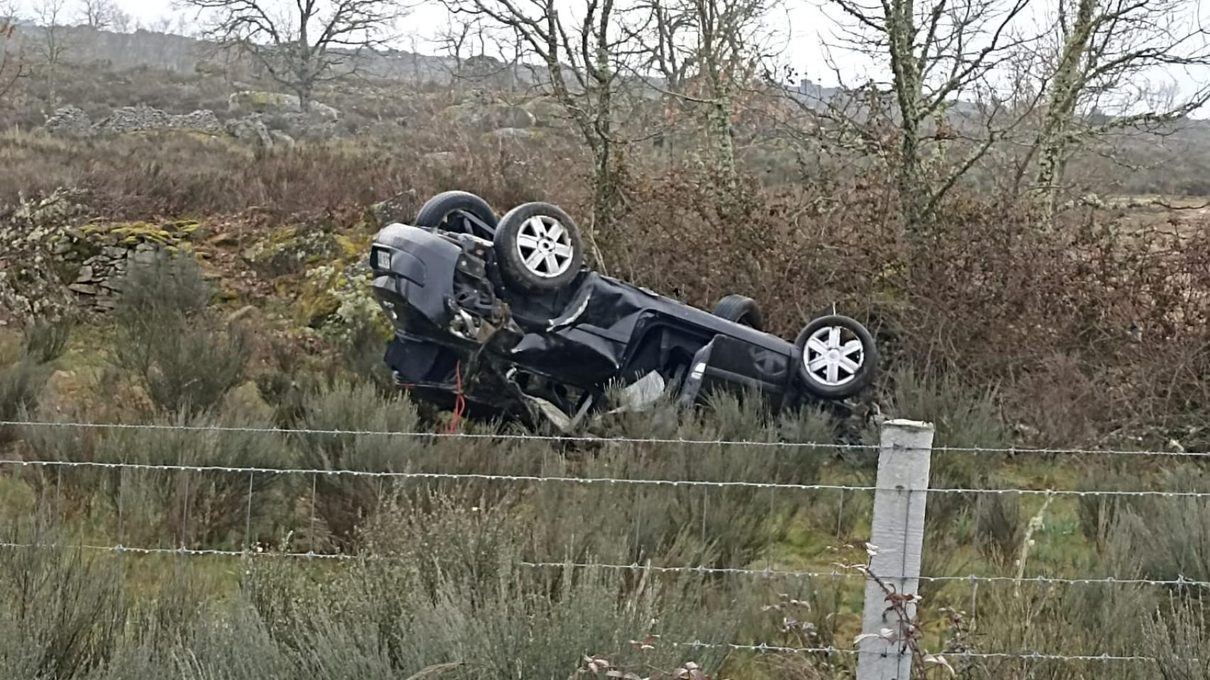 Una joven sale por su propio pie del coche tras volcar en una carretera de Nava de la Asunción