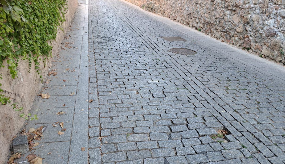 La calle Yza Guidelli de Segovia cierra el paso a camiones y furgonetas durante toda la jornada de hoy