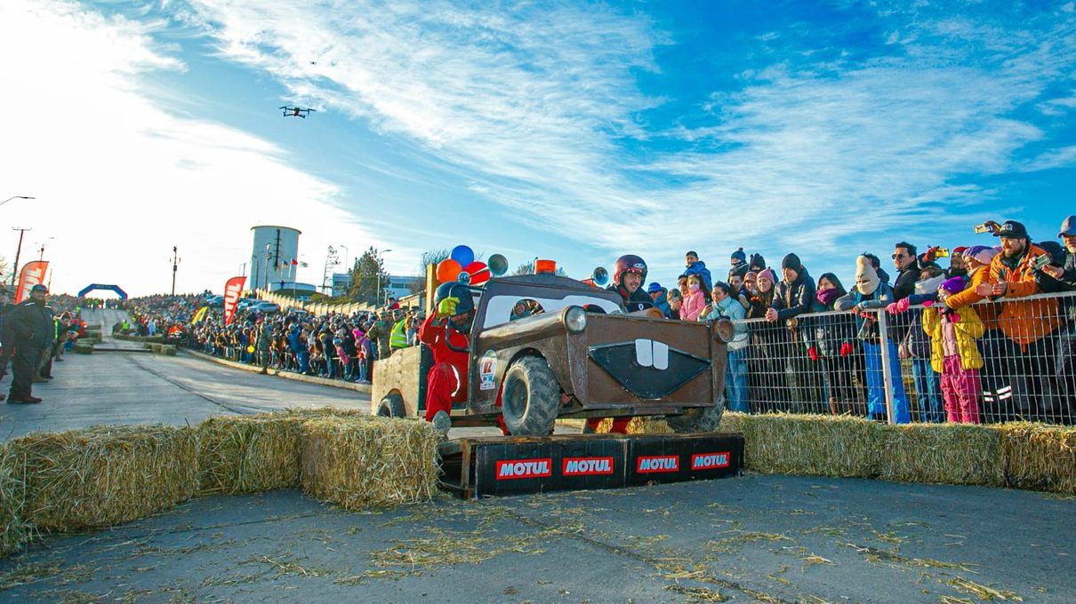 La Losa echa a andar sus fiestas con una década de vermú popular y la primera carrera de autos locos