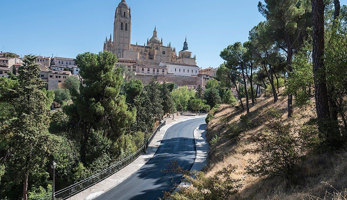 El asfalto borra el adoquín de la Cuesta de los Hoyos y desata la polémica en Segovia