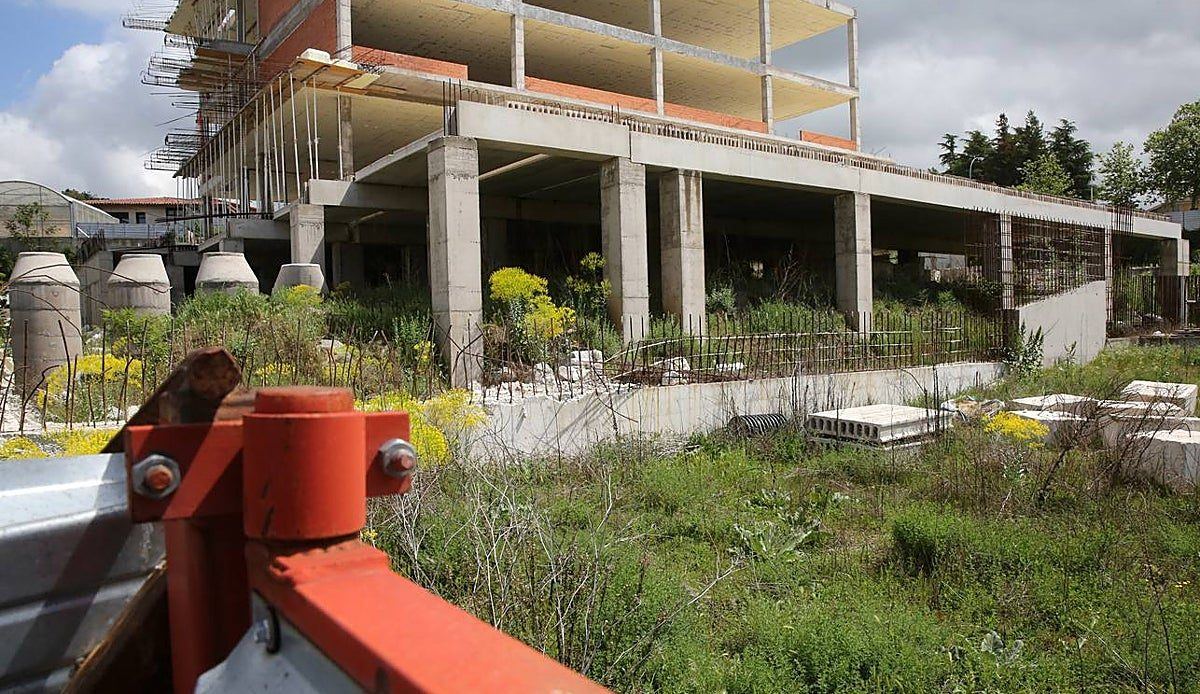 Diez años de espera y las obras aún paradas: los vecinos de San Lorenzo pierden la fe en que la Junta termine el instituto