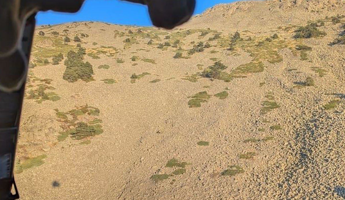 Un helicóptero evacúa a una joven montañera que sufrió una indisposición en lo alto de la sierra segoviana
