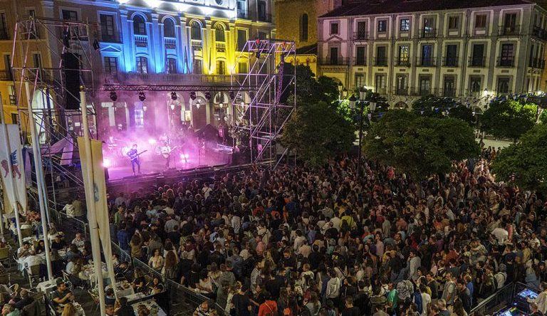 Segovia viste de fiesta a sus camareros en una celebración que roza el siglo de historia