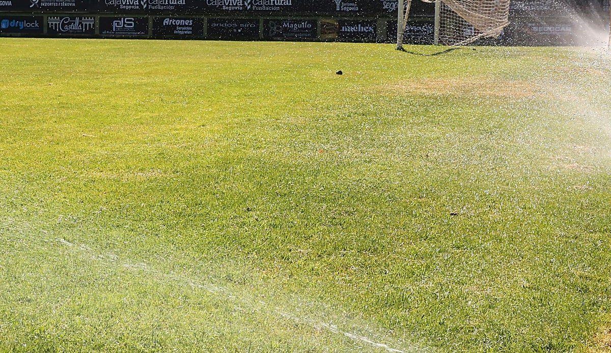 El calor del verano convierte el césped de La Albuera en el peor enemigo de la Segoviana