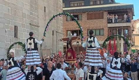 Jotas, fiestas patronales y tomate: los pueblos de Segovia dan la bienvenida a septiembre por todo lo alto